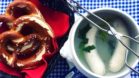 Weißwürste essen im Wirtshaus am Bavariapark