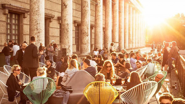 Sundowner Trinken Auf Der Tollen Terrasse Der Goldenen Bar Mit