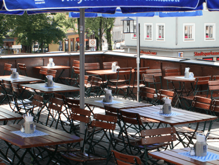 Dachterrasse Edelstoff Und Hausmannskost Im Lindwurmstuberl Mit Vergnugen Munchen