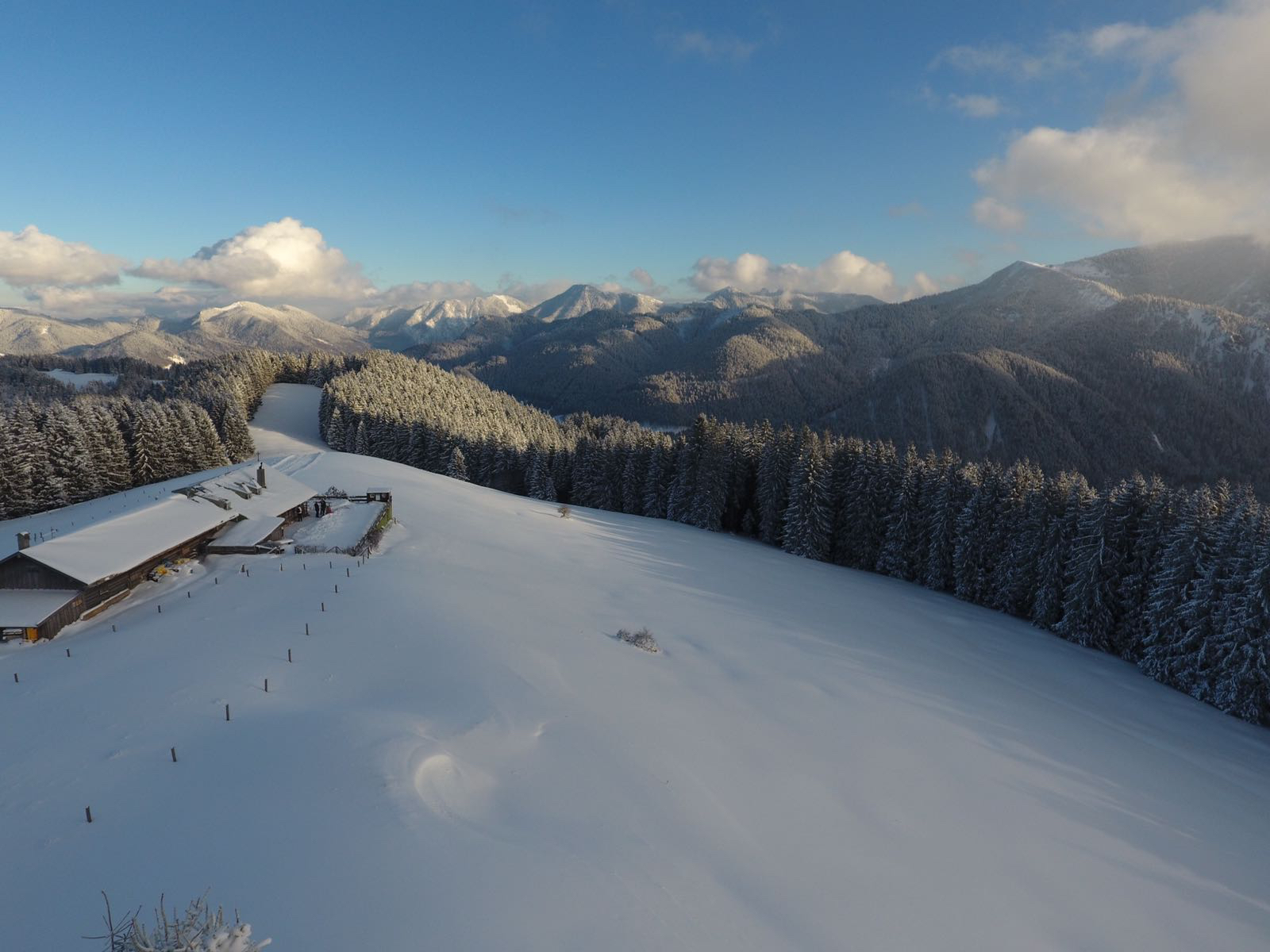 sonne-und-brotzeitbrettln-genie-en-auf-der-auer-alm-bad-wiessee-mit