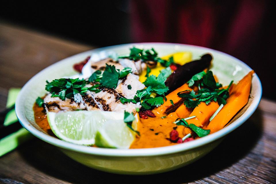 Pulled Pork, Grilled Chicken oder vegetarische Bowls im Bowls