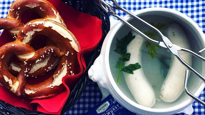 Weißwürste essen im Wirtshaus am Bavariapark