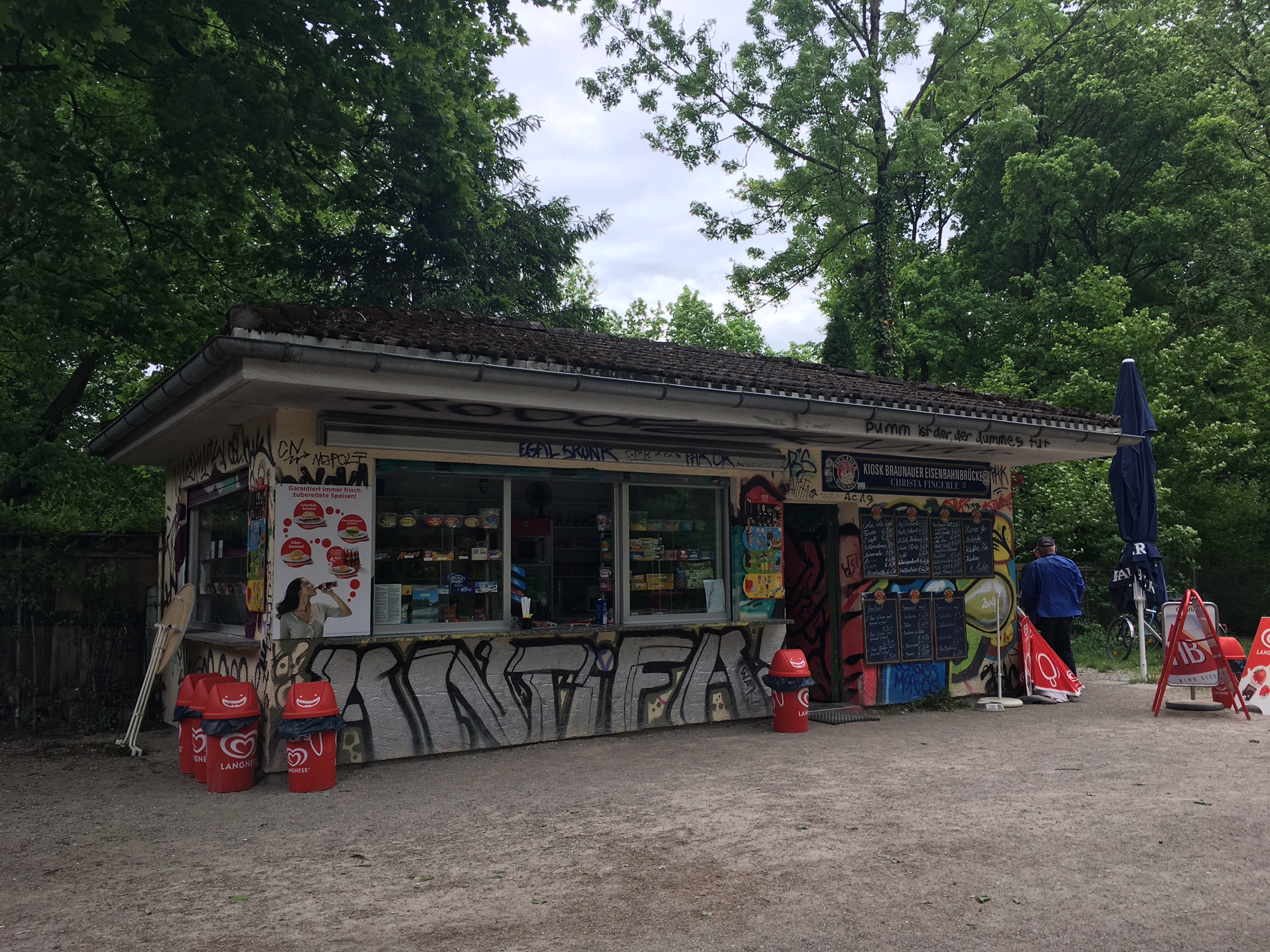 Münchner Institution: Der Kiosk an der Braunauer Eisenbahnbrücke | Mit  Vergnügen München