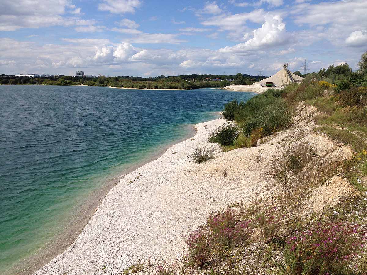 Weißer Strand und türkises Wasser am Hollerner See Mit Vergnügen München