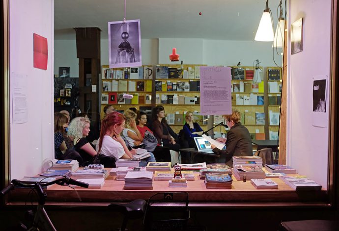 Sonntag, 16.12. The book speakers' corner – Lothringer13 | Mit ...