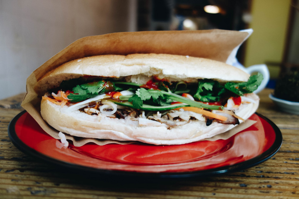 Vietnamesische Banh Mi-Sandwiches essen im Ja Mai