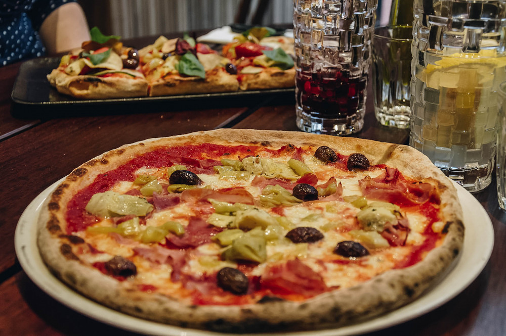 Die Ur-Pizza: Pinsa Romana essen im Riva Schwabing