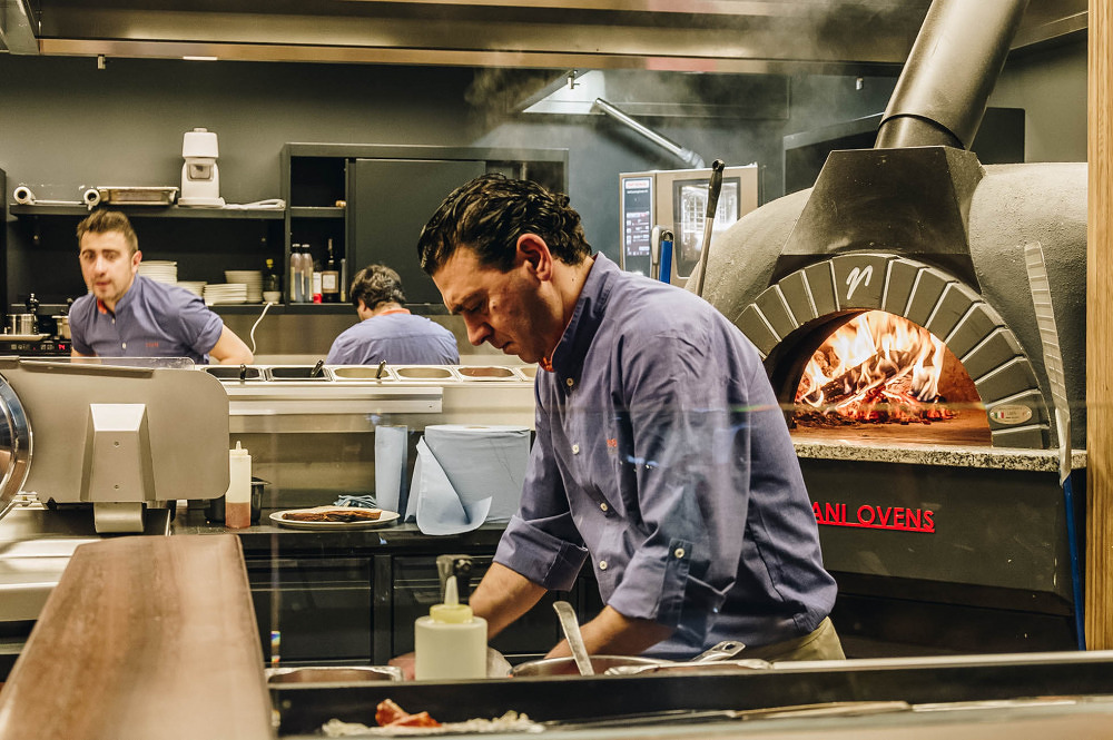 Die Ur-Pizza: Pinsa Romana essen im Riva Schwabing