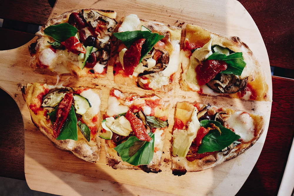 Die Ur-Pizza: Pinsa Romana essen im Riva Schwabing