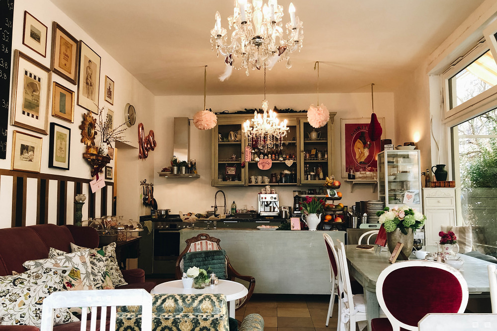 Avocadobrot und Kirsch-Streusselkuchen: Das Café Franca in Schwabing