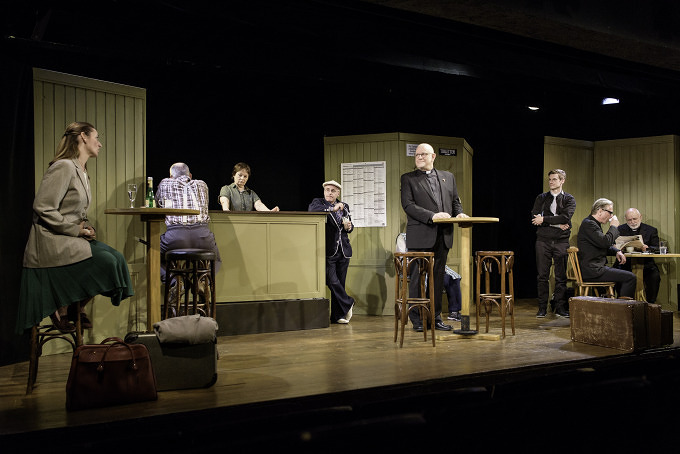 11 Theaterstücke, die du dir im Mai und Juni 2018 ansehen solltest