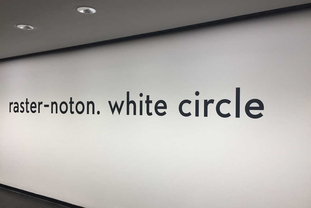 Auge versus Ohr: raster-noton white circle im Kunstbau des Lenbachhauses