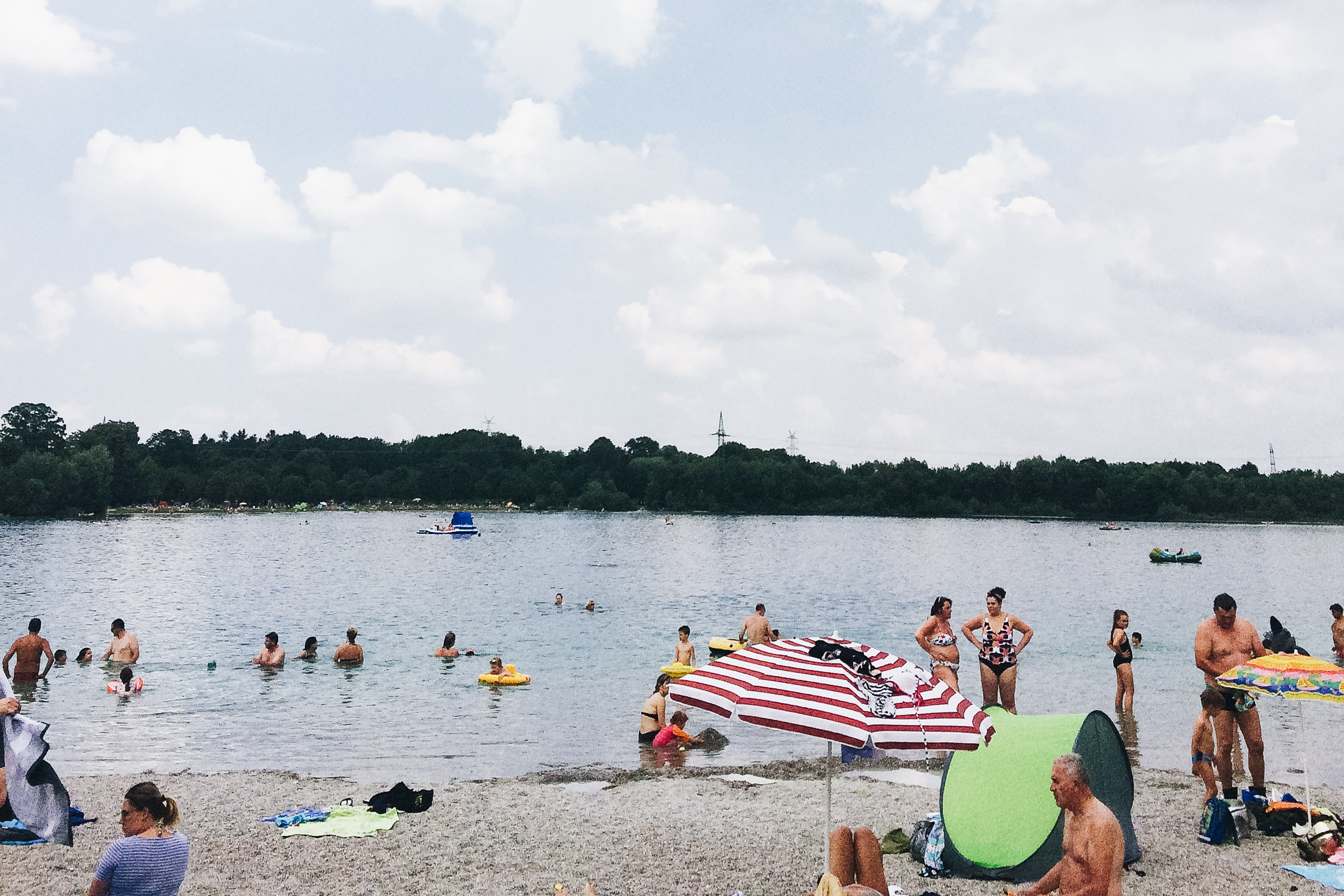 Im Wasser planschen und ein Picknick veranstalten am Lußsee | Mit Vergnügen München