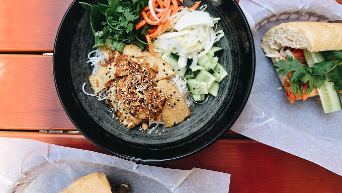 Vietnam-Food gepaart mit Cocktails und Bier bei bnb im Westend