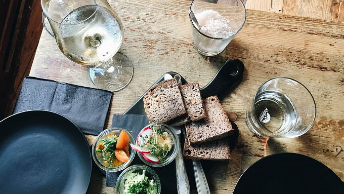 Rotwein und Rote Bete-Knödel: Die neue Griabig Weinbar in der Altstadt