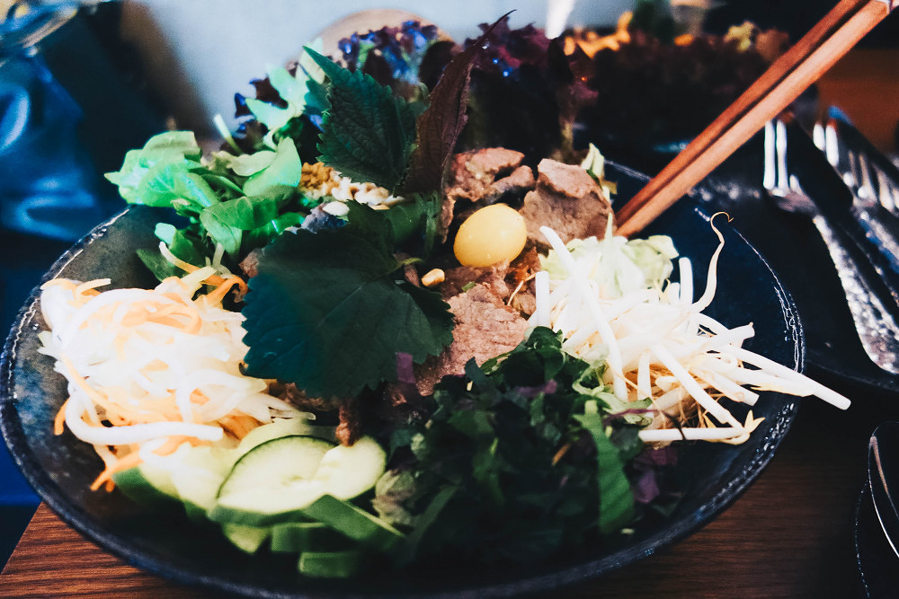 Summer Roll meets Sushi: Unter Kirschblüten schlemmen im JaVi in Schwabing