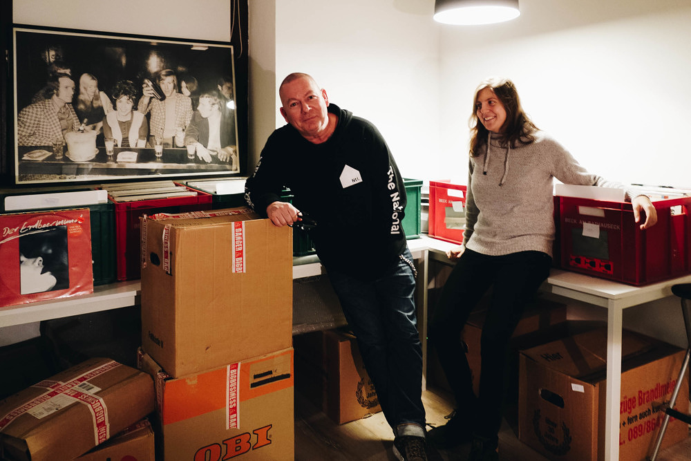 Neuer Plattenladen in Giesing: Wein, Merch und Vinyl im Rille und Promille