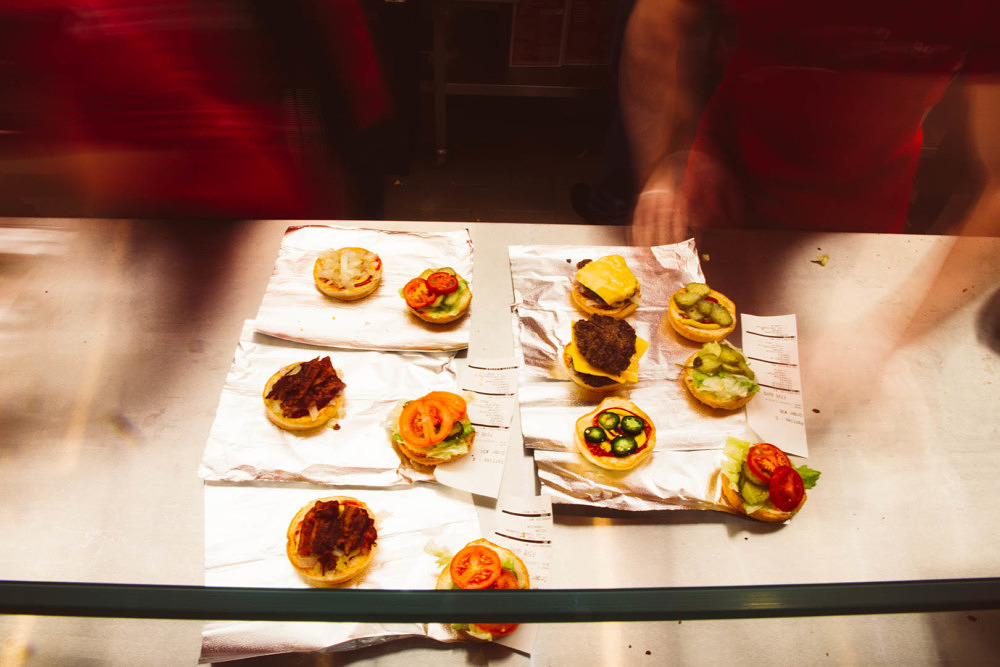 Der amerikanische Burgerladen Five Guys hat in den Riem Arcaden eröffnet