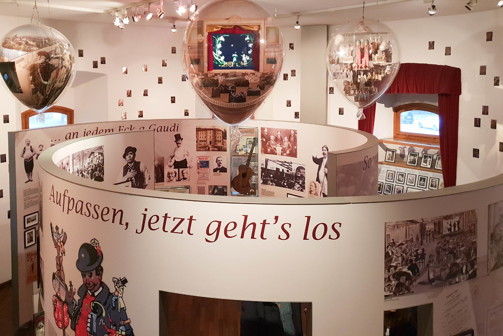 Alles für den Dackel – die neue Ausstellung im Valentin-Karlstadt-Musäum