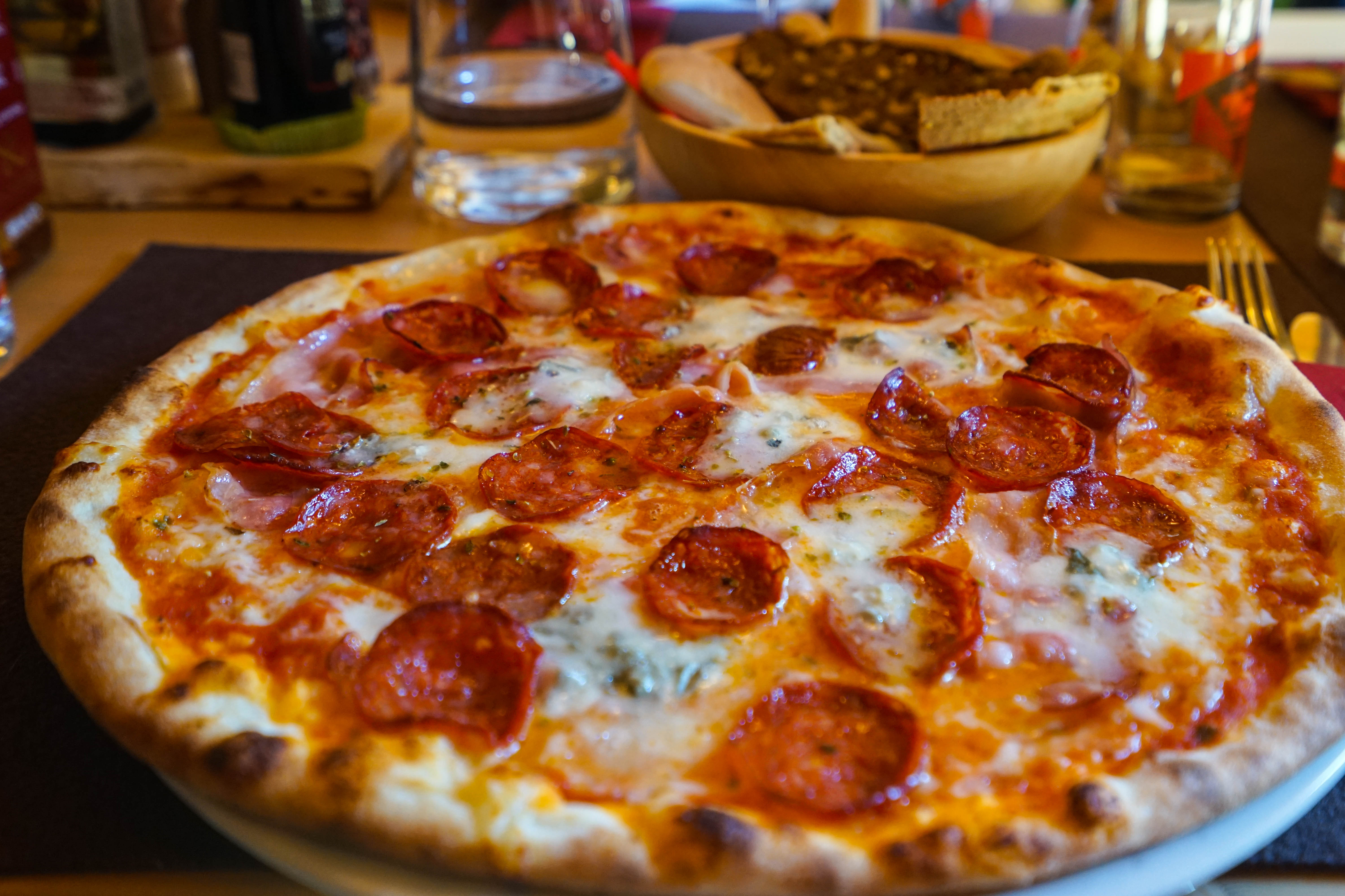 Pizza mit Südtiroler Speck beim Pfitscher bestellen | Mit Vergnügen München