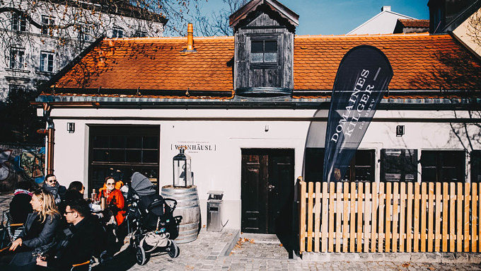 Wein & Bison-Burger in der Abendsonne: Das Weinhäusl am Wiener Platz