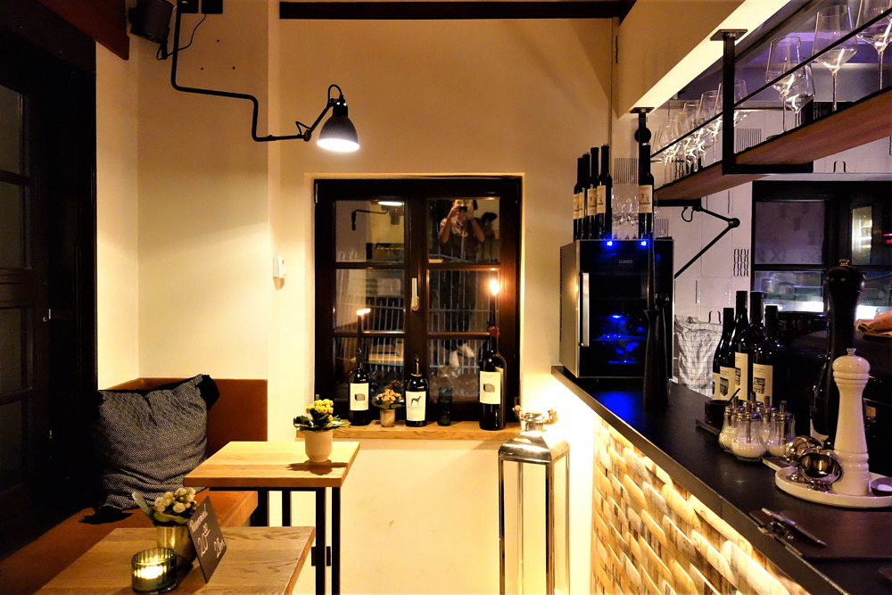Wein & Bison-Burger in der Abendsonne: Das Weinhäusl am Wiener Platz