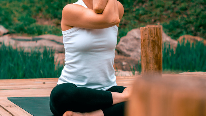 See Yoga draußen Wiese