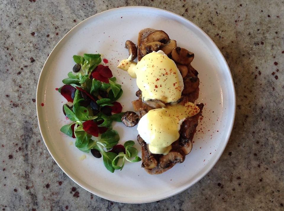 Eggs Benedict und HafermilchCappuccino bei Faber Breakfast bestellen