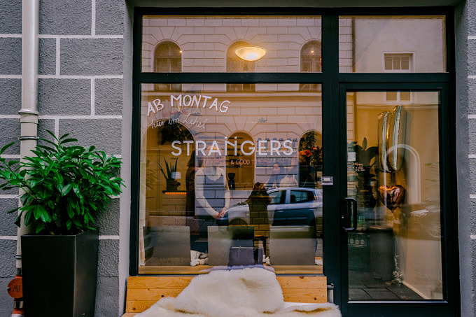 Strangers Café Lehel