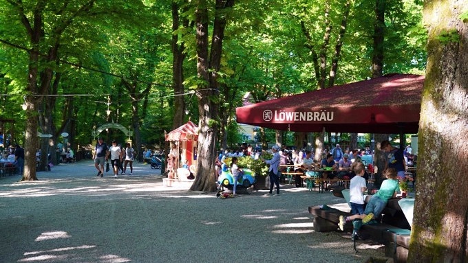 Gutshof Menterschwaige Biergarten