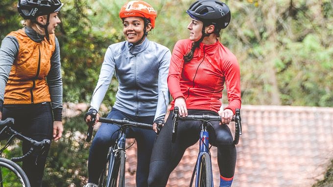 Drei Frauen in Funktionskleidung auf Fahrrädern