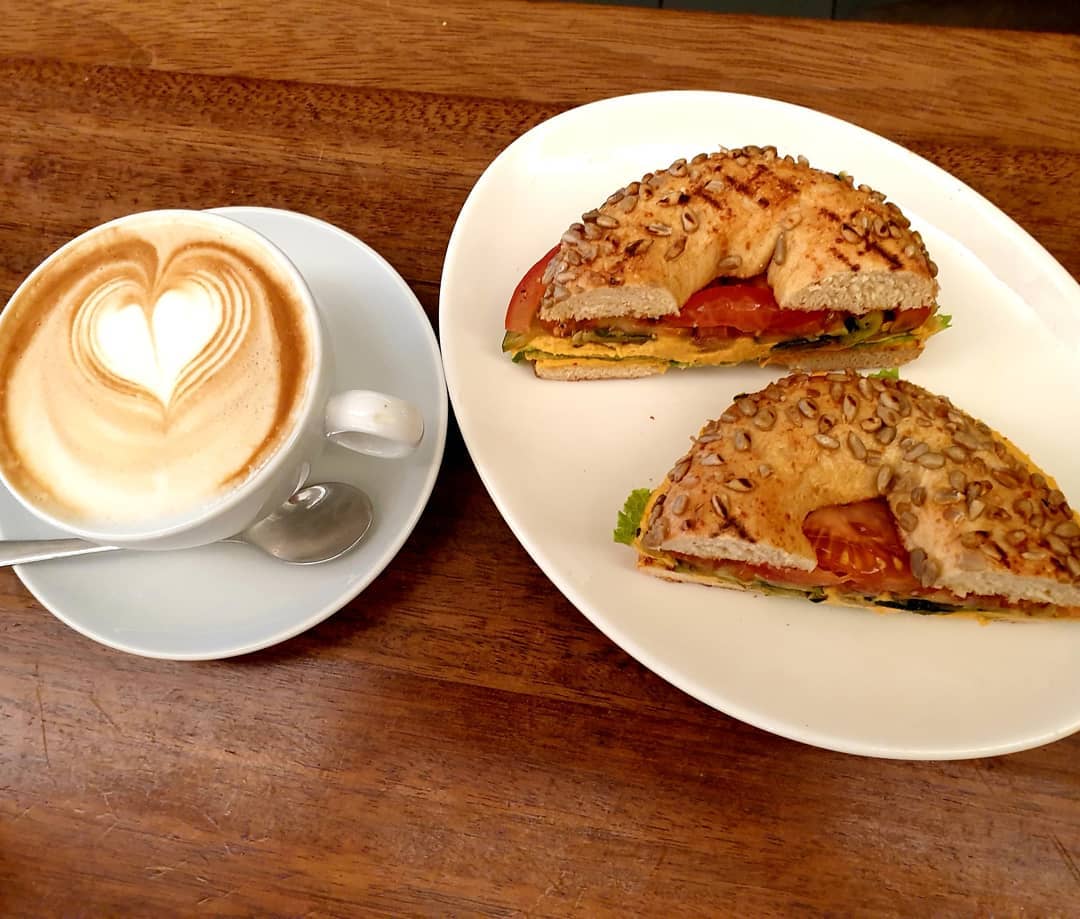 Traditionelle Bagels für wenig Geld im Deli Star Bagel & Coffee