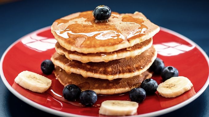 Pancakes mit Früchten und Sirup.