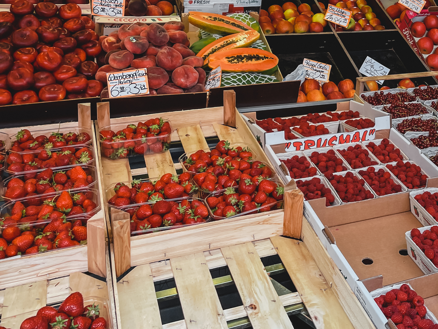 Erdbeeren auf dem Viktualienmarkt kaufen und im Grünen essen | Mit ...