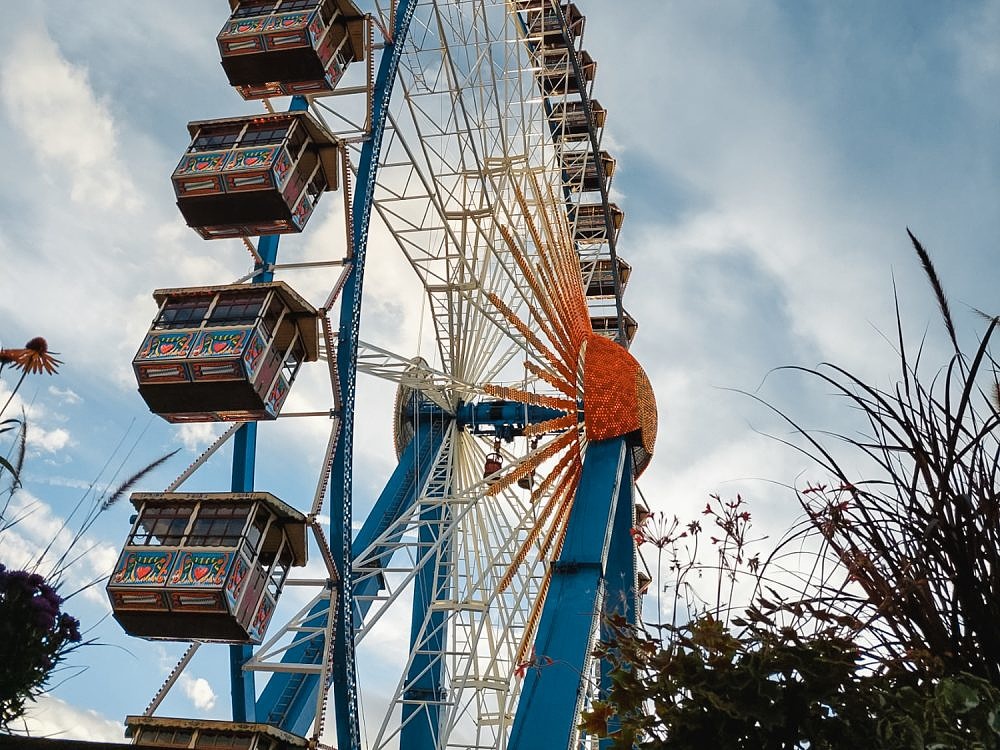 11 Fahrgeschäfte Die Ihr Auf Der Wiesn Ausprobieren Solltet Mit Vergnügen München