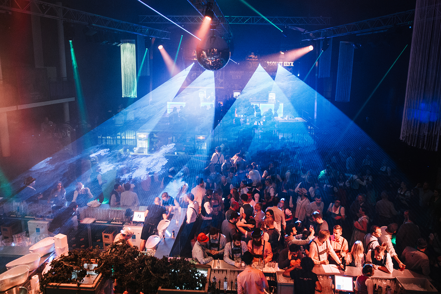 Im Wiesnclub die wildeste After-Wiesn Party miterleben | Mit Vergnügen ...