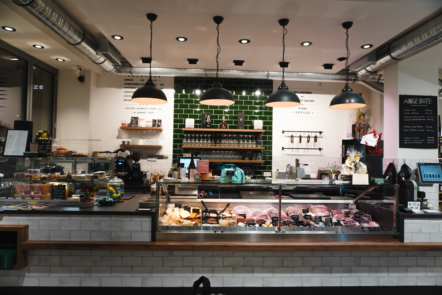 Außergewöhnliche Produkte und einen geheimen Kellerraum bei Feinkost