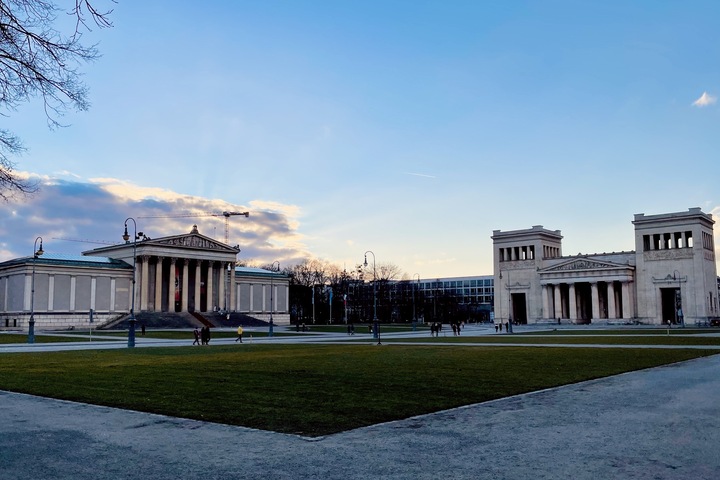 Die magische Atmosphäre am Königsplatz spüren Mit Vergnügen München