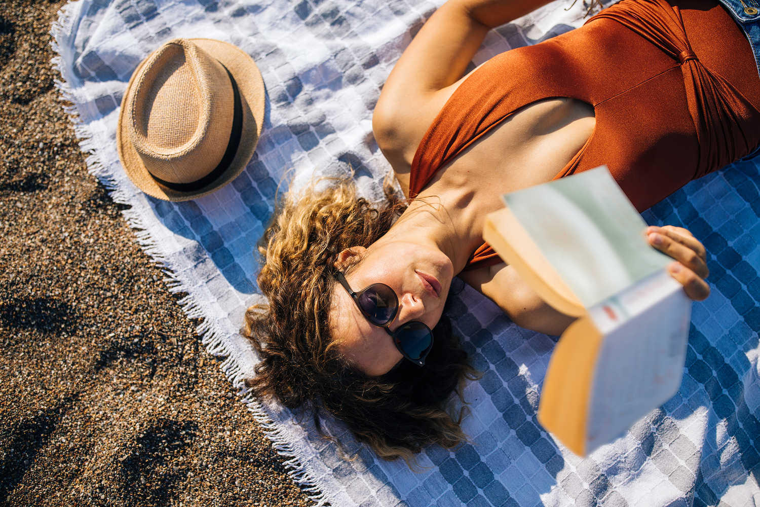 Handtuch, Isar, gutes Buch: 7 Buchtipps für euren Sommer 2025