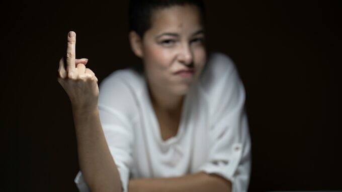 Frau mit Mittelfinger